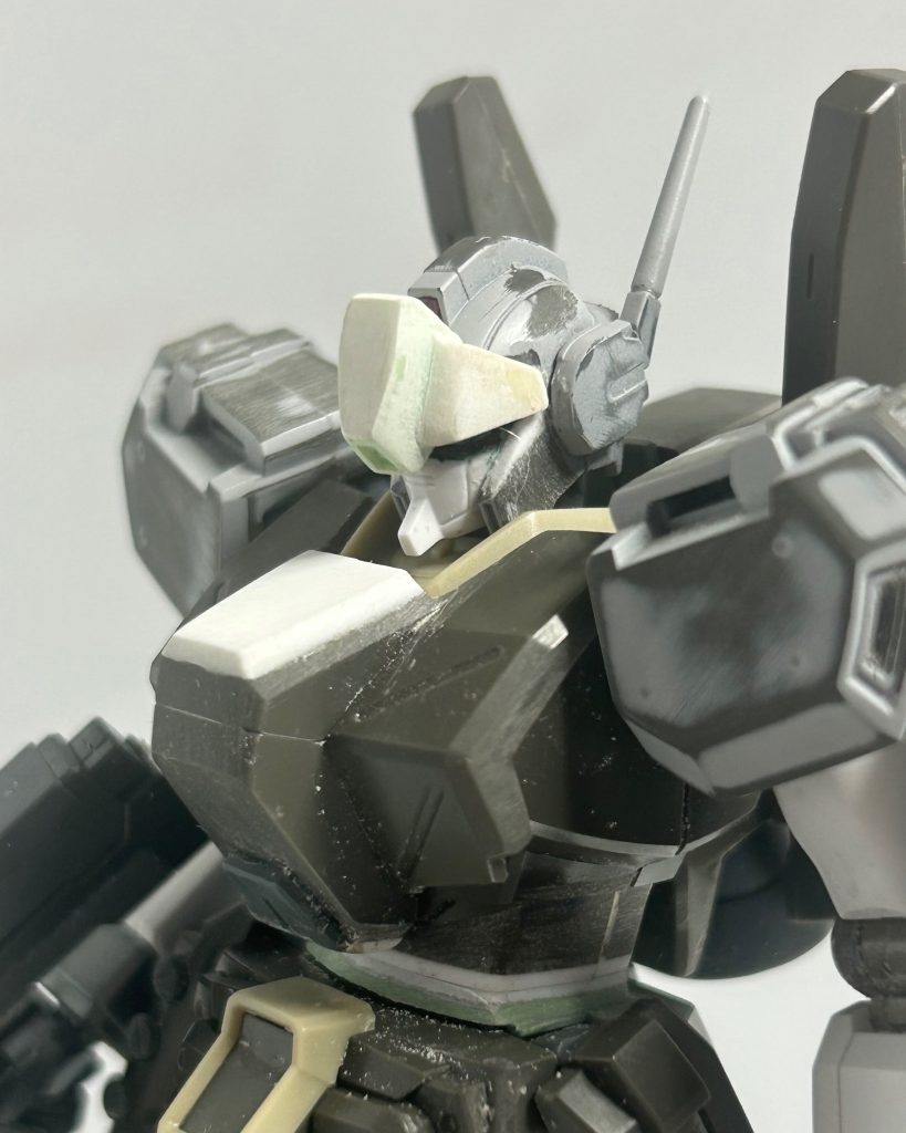 頭部。ジェガンのマスクを排除してガンダムフェイスをつけました。&nbsp;頬当てをプラ板で大型化しました。ゴーグルからツインアイに変わるだけで大分印象が変わりますね〜胴体。お腹で1ミリ延長。コクピット部分の上下面で１ミリづつ延長してます。&nbsp;あと適当にデコってます。