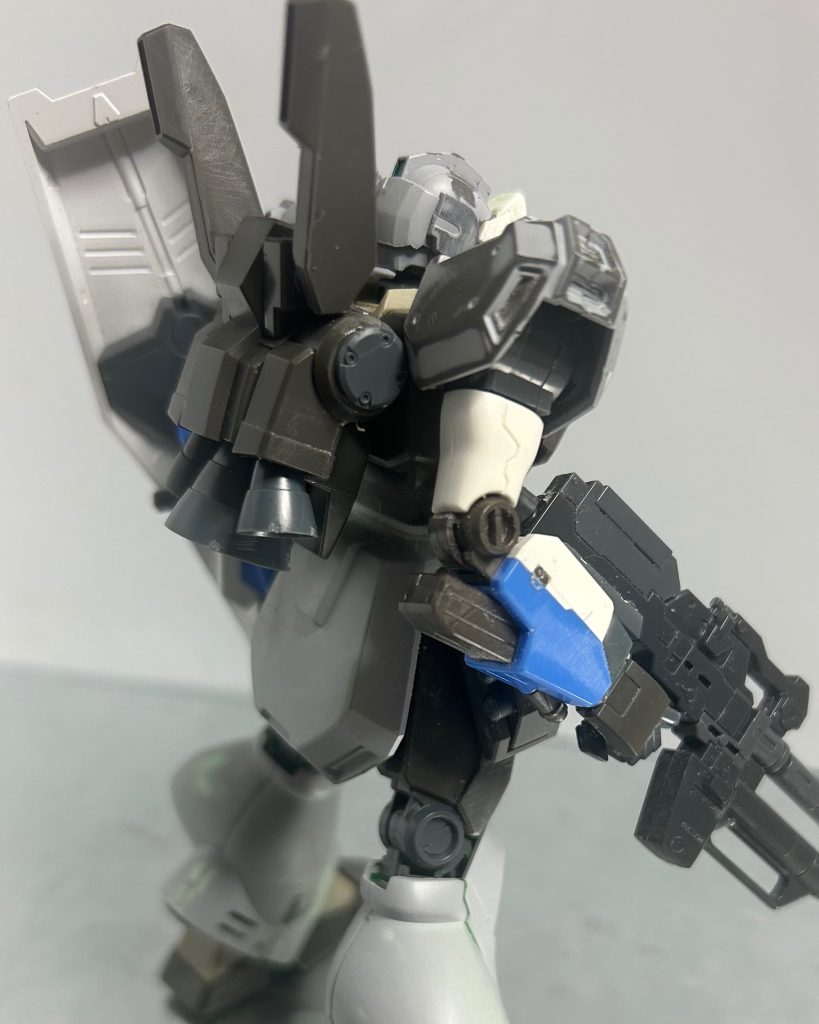 腕部。ジェガンD型の肩に二の腕以下をHi-νのものに変えました。肩のポリキャップを1mmくらい切り取って胴体と腕を少し密着させました。あとは後ハメ加工してます。バックパック。ちょっとデコっただけなんでいう事なし。