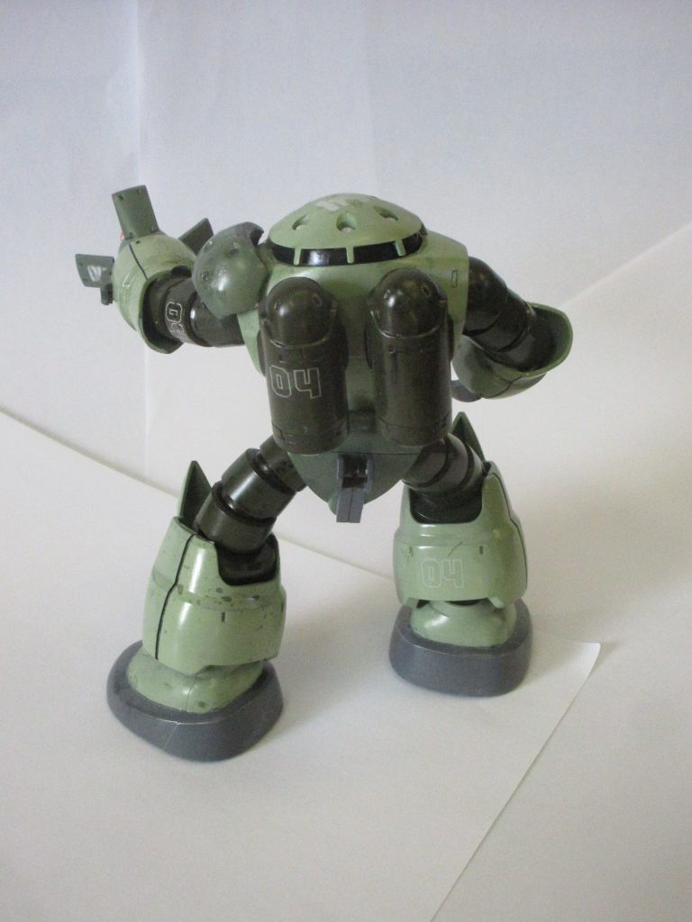 後ろ姿。最初は左肩のアーマーを銅で塗ってみましたが、やりすぎかと思い直し大人しく緑に。