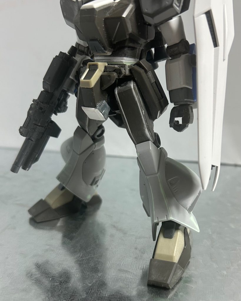 腰部。V字はいつもの如く排除。リアアーマーをスタークジェガンのものに変更しました。ビームサーベルラックとグレネードラックは左右を入れ替えてます。理由としては、右手が銃で塞がってる以上ビームサーベルを咄嗟に持てるのは左手だからという理由です。あとは適当に一部を大型化とお腹の部分でコンマ5ミリ嵩上げ。脚部。ジェガンAタイプ(F91)のものに変更しました。そして太ももは例によって左右の端で切断、コンマ5づつ幅増ししてます。以前、ジェガンを作った時、こんな事はもうやらん！とか言いつつやってると言うね…！