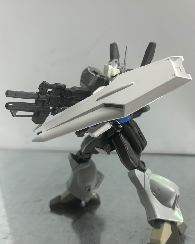 武器。システムウェポンの銃をビームマシンガンという設定でつけてます。シールドはEGのνのものを軸で取り付ける事ができるようにしてます。