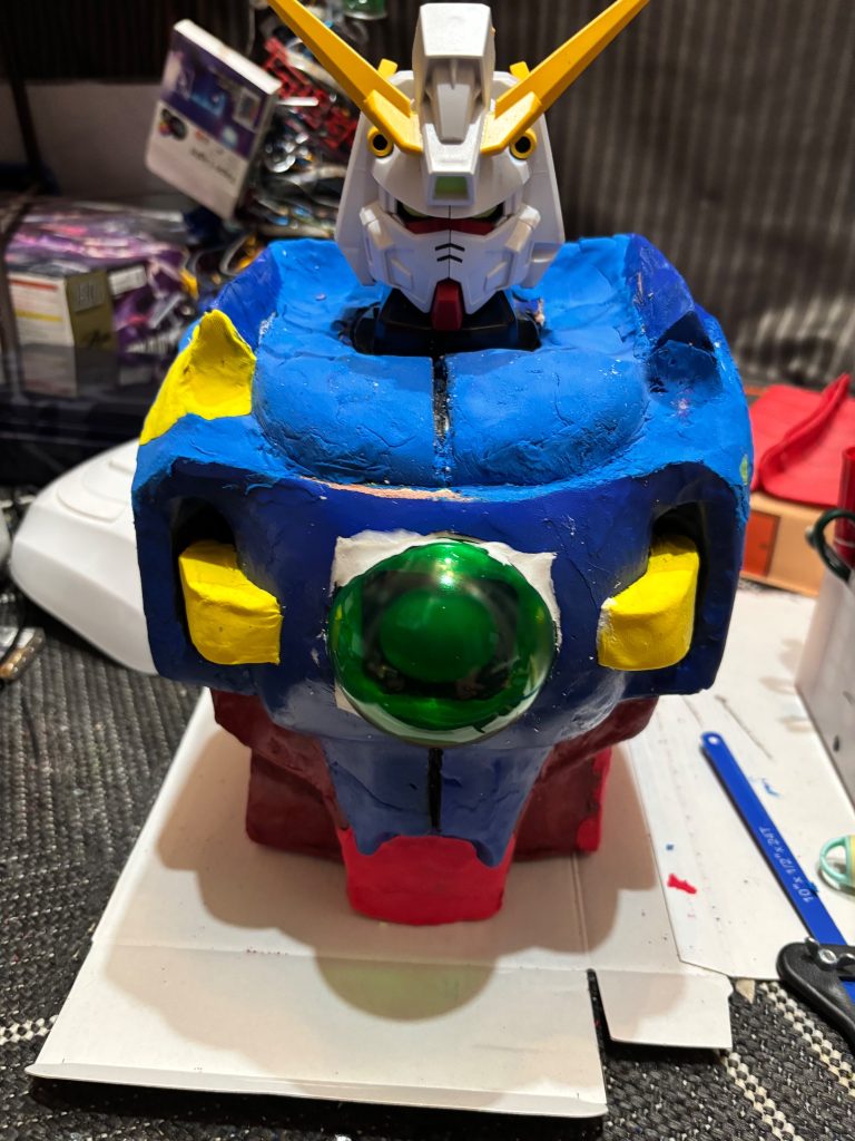 紙粘土で形を作ります。