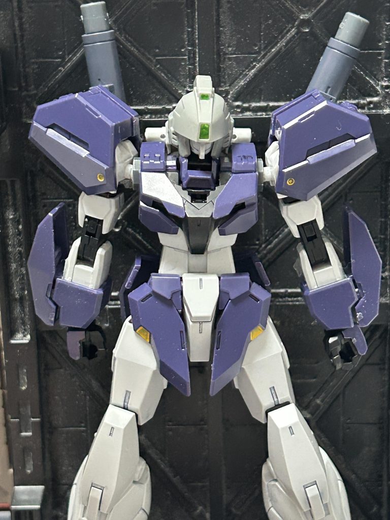 「大尉、どうだろうか？」　タントラ整備班長のヤン・ホンマ技術大尉がガンダムのコクピットにいるグレッドに聞いた。「かなり良くなってるよ。これなら実戦でも使いやすい」「そうかそうか。武装はこのままでいいか？」「構わんさ。でもあのビーム・ライフル、妙に反応がいいな」「あいつはスイングネス・ビーム・ライフルだ」「スイングネス？」　グレッドが首を傾げる。「パイロットの意識に反応して、ビームの出力とかを自動で調整してくれる、言わばサイコミュ・ビーム・ライフルさ」「えらく御大層なものを。ま、使ってみせるさ」　グレッドはコクピットハッチを蹴り、ホンマの方へ降りて来る。「元々別の正規パイロットがいたって聞いたな、この機体。一体誰なんだ？」「ハインリッヒから生前聞いた話じゃあ、あいつの娘さんとその男を乗せるために作ったらしいな。自分の子供のために兵器一つ作るなんて正気の沙汰じゃないと思ったがな」「その二人はどうなったんだ？」「行方不明らしい。実験中に急に通信が切れたって。そこの宙域には二人が乗ってた機体の頭だけが残ってたってな。誘拐された可能性もあるそうだ」「誰に？」「例のジオンじゃないのか？」「まさか、金星から来るかよ」「それもそうだな」　二人は鼻で笑っていた。「そういやこいつ、型式以外の名前ないよな？」「確かにそうだ」「名前欲しくないか？」　それはグレッドなりの遊び心である。「開発コードはΣだと聞いたが、シグマガンダムってのは？」「普通過ぎやしないか？」　ホンマは頭を抱えた。「“スターライト”ってのは？」　グレッドの提案である。「スターライト？」「ガンダムって言ったら、味方からしたら希望の光みたいなものだろ？でもそれはパイロットが居なきゃ輝かない。俺がこのガンダムを星の光のように輝かせる太陽になってみせるって魂胆さ」「良いじゃないか。登録しておこう」　タントラのブリッジからはもうすぐ中継基地のホルストＶＩＩが見えてくる頃だった。「もう一報が入っても良い頃だと思うが？」　レーゼンビーがオペレーター達に尋ねる。「ホルストＶＩＩからは音沙汰ありません。こちらからの通信にも反応がありませんでした」「妙だな…」　すると、ホルストＶＩＩの周辺に妙な船があった。「なんだ…？」「⁉︎これは…」「どうした？」「エンドラ級です…！」　ミナ・オクイ少尉が怯えるように言った。「なに⁉︎」　そこには確かにジオンのエンドラ級らしき艦艇が鎮座していた。「本当にジオンがいるのか、この金星圏に、いるというのか！」　彼は考えが甘すぎたとようやく自覚した。「高熱源反応、来ます！」　エンドラ級が艦砲射撃を行ったのだ。ビームの閃光がこちらに向けて徐々に広がってくる。「回避ぃ！」　レーゼンビーが叫ぶが遅い。ブリッジへの直撃は避けられたが、右舷カタパルトを軽く焼いた。機能が死んだわけではないだろう。「主砲発射！」　タントラの主砲のビームが敵艦に向かう。しかし手応えがない。どうやら外れたようだ。敵艦が背にしたコロニーを考慮しすぎたのだろう。「全艦、全速前進！主砲を撃ち続けろ！」　全艦がブースターの出力を上げ、敵艦に突進する。敵艦はコロニー内に侵入する。「撃ち方やめ！本艦はコロニー内に侵入する！他は待機！」　タントラは出力を上げた。「これは…」　内部には駐留部隊の母艦が残骸となって浮遊していた。「副砲、エアロックだ！」　ビームでエアロックが溶解する。「突撃！」　タントラは柔くなったエアロックを突き破って内部へ侵入した。内部は想像通り沈黙している。「こいつは酷い…何もかも焼けてしまって…」　前方にあったエンドラ級から数機のモビルスーツが飛び出して来る。