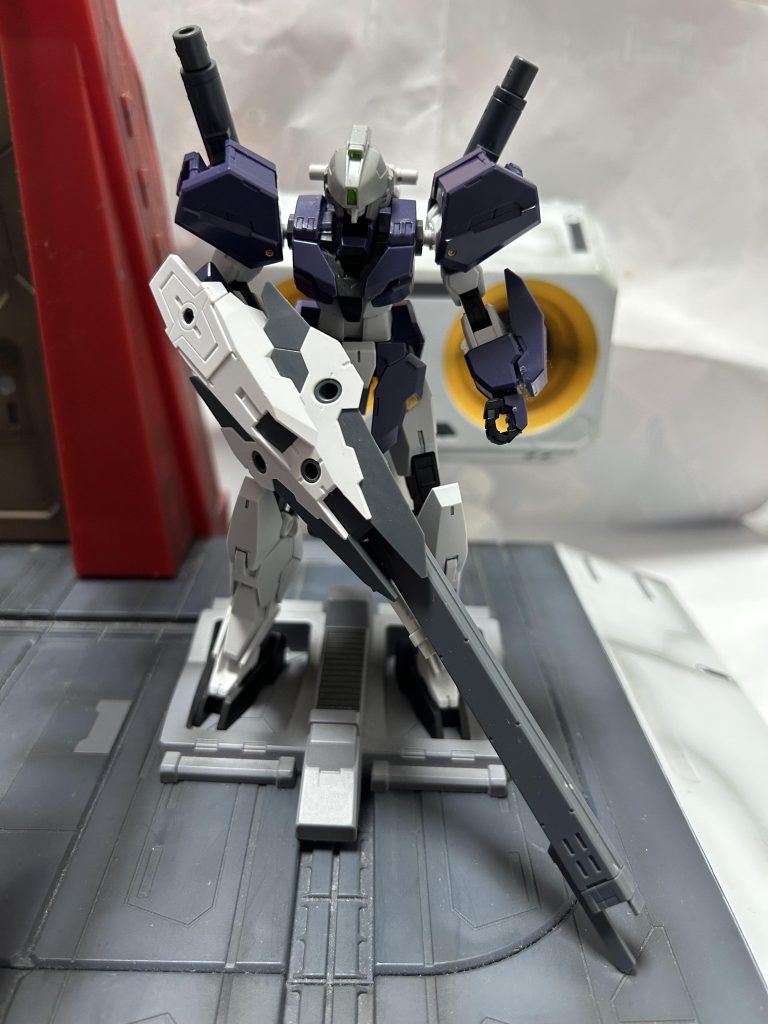 「よぉし、モビルスーツ隊、全機発進！」　オクイ少尉らの復唱がモビルスーツデッキにも届き、ハルサメ小隊を中心としたモビルスーツ部隊がカタパルトにモビルスーツの足を乗せる。格納庫のハッチが開き、床がカタパルトデッキの方へとスライドする。アーガマ級以外ではほぼ採用されなかった特殊な方式である。「グレッド・パトラス大尉、スターライト、出る！」　カタパルトが火花を散らし、スターライトは発進した。「スター…ライト？」「ガンダムの新しい名前さ！」　困惑するブリッジクルーにホンマが叫んだ。「そうか。スターライト、幸運を」　レーゼンビーが届かぬ激励を与えた。「隊長！敵機です！」　フレグ少尉である。「見れば分かる！」　ヒルデマリーが叫ぶ。「全機、モビルスーツ戦に備えろ！」「「「了解！」」」