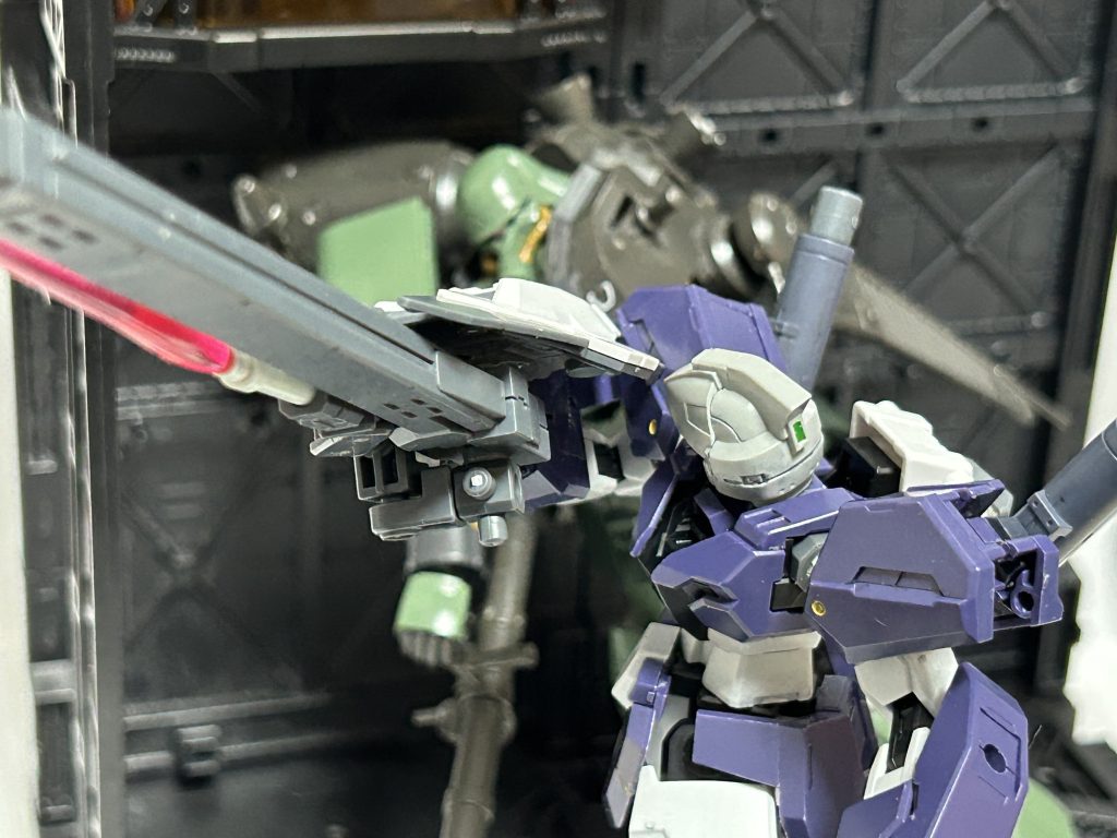 　スターライトは高感度センサーで早速背後の敵機を察知する。クレル中尉のギラ・ズールである。「何だ？」　スターライトはコンポジット・シールド・ブースターＩＩのスイングネス・ビーム・ライフルでクレル機のタンクを撃ち抜いた。誘爆によって左腕も吹っ飛び、機体がベイの管制室に突っ込んだ。「チィっ…！」　スターライトはビーム・ブレードを展開すると同時にクレル機のコクピットを切り裂く。クレル中尉は断末魔を上げるまもなく蒸発した。