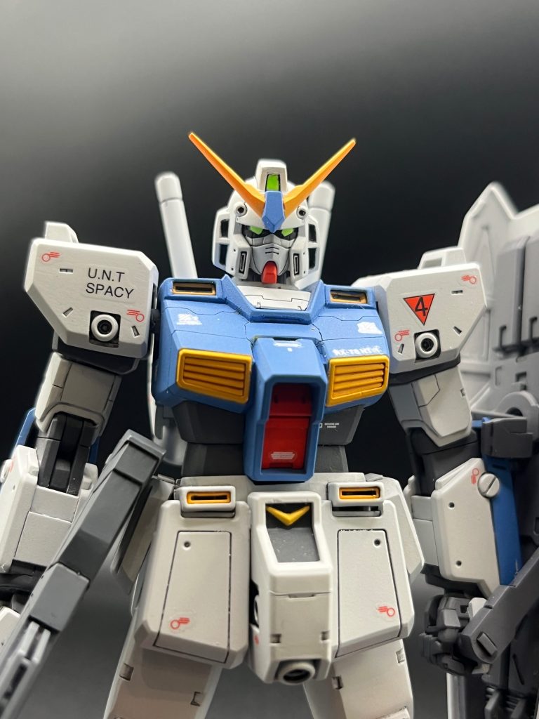 胴体が白い土台の上に乗っていたりと独特のデザインで苦労しました。リアアーマーも可動します。