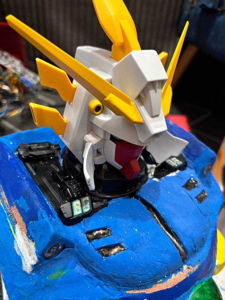 首周りが寂しかったのでEG万博ガンダムのパーツを切り貼りして雰囲気出してみました。