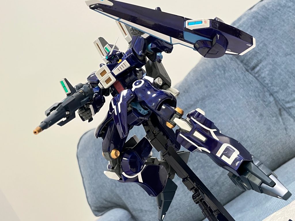 ニュータイプではないのに、ブレイブは圧倒的なスキルを持ちます。その一例はFAZZチームのビーム弾幕を回避しつつ全滅させることです。