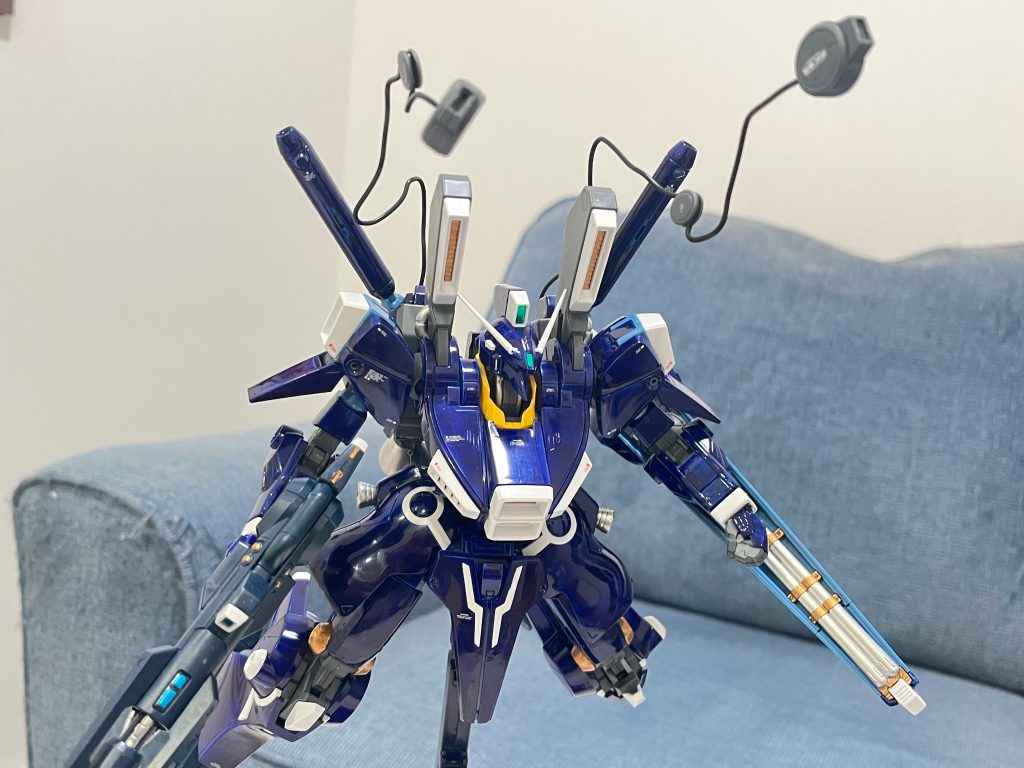 「ファンネル！！」ではありません。特徴である有線式ビーム兵器インコムの射出を再現してみました。