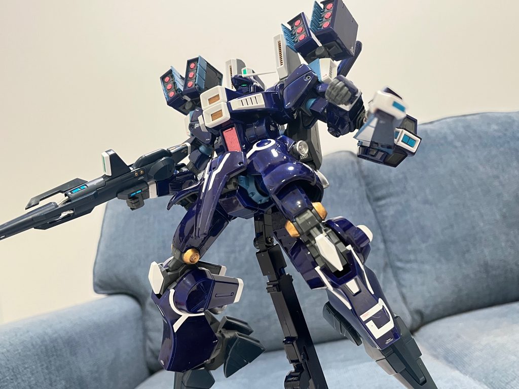 Sガンダムとの戦いでインコムが破壊されました。その代わりにミサイル・ポッドを両肩に追加しました。