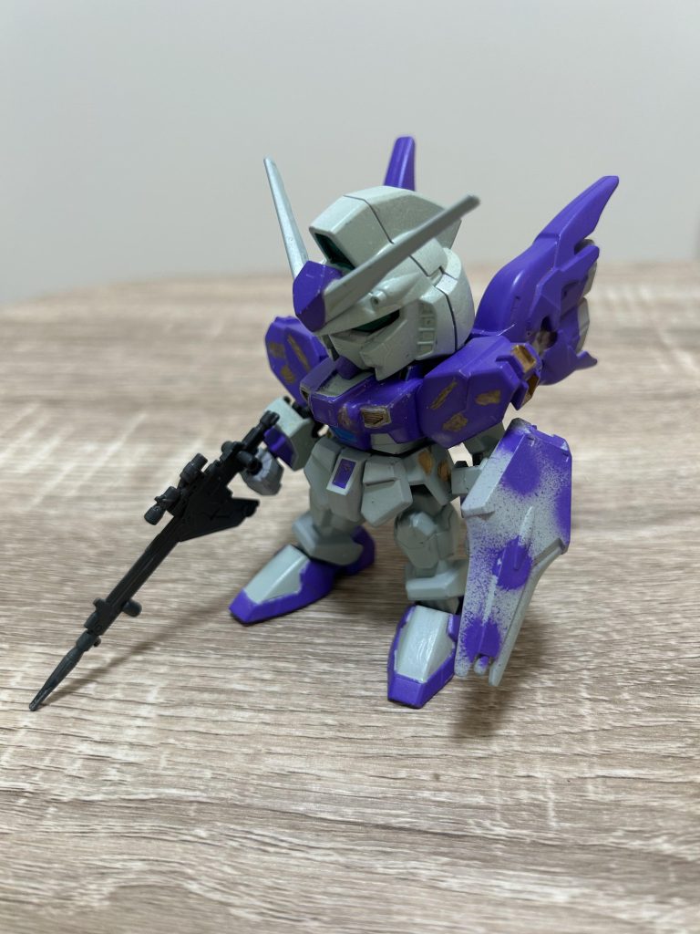 複合試験機の重要性　一年戦争時、ジオン公国系企業の一つであるジオニック社は、自社のＭＳ-０７Ｂ<グフ>をベースに、地球連邦軍のコア・ブロック・システムに類似した機構を搭載したＭＳ-０７Ｗ<グフ複合試験型>を開発した。この機体はリトル・ドップと呼ばれる小型戦闘機を胴体に収め、緊急時の脱出機構として機能する他、ＭＳの推進器の役割も果たすことができた。しかし本機は一年戦争中は実戦配備されることはなく、戦後に連邦軍の博物館での展示という形でその生涯を終えていた。　ところが一説では、この機体の合体機構が後のＲＸ-７８ＧＰ０１<ガンダム試作１号機>などのコア・ブロックに採用されるホリゾンタル・イン・ザ・ボディ方式の元になったとも言われている。このように複合試験機というのは特殊な実験機であるという性質上、そのまま実戦投入とはなりづらいが、後のスタンダードとなる技術の礎を築く可能性を秘めているのだ。新たな翼を得たν　Ｕ.Ｃ.０１１７年、アナハイム・エレクトロニクス社はシルエットフォーミュラプロジェクトで開発する機体のパーツを組み込む形で既存のＭＳを改修し、テストを行なっていた。その過程で生まれた機体の一つがこのＲＸ-９４Ｗ<量産型νガンダム複合試験型>である。本機は第二次ネオ・ジオン抗争時に戦争が長期化した際、ネオ・ジオン軍がヤクト・ドーガのような機体の量産を進めた場合を想定し、開発されたＲＸ-９４<量産型νガンダム>をベースにした複合試験機である。ベース機に<量産型νガンダム>を採用した理由としては単に予備機が存在していたからというだけでなく、一年戦争の英雄最後の搭乗機の系列機という魅力的な機体を使用することで、シルエットフォーミュラ計画成功への願掛けにしたかったというのが大きな理由であろう。　特徴として、脚部はシルエットフォーミュラプロジェクトのテストパーツで、フォーミュラ計画でいうところのＦ８９にあたる大型実験機ＲＸＦ-８９のパーツに変更し、それらの性能バランスを補う為に機体の各部位の一部を大元であるＲＸ-９３<νガンダム>のパーツに換装、推力向上のためにＭＳＮ-０６Ｓ<シナンジュ>のバックパックを装備している。武装として<シナンジュ>と同型のビーム・ライフル、左腕部に格納されたビーム・サーベル、<νガンダム>のシールドとその内臓ミサイル、内蔵ビーム・キャノン、頭部６０ｍｍバルカン砲と<νガンダム>と<シナンジュ>両方の武装をバランスよく装備している。　<シナンジュ>のバックパック及び武装を採用したのは前述の理由だけではなく、テスト後の本機をアグレッサー機（仮想敵機）として利用するための「見掛け」を作るためでもあったのだ。そもそも<シナンジュ>の原型機であるＭＳＮ-０６Ｓ<シナンジュ・スタイン>は<νガンダム>及びそのオプション装備を参考にしたパーツが散見され、νの血を引くこの二機が交わるということは必然と言えるのかもしれない。　本機は残存していた原型機を回収する形で三機が作られ（原型機５機のうちの一機は月面でテストを行なった機体、もう一機はＲＩＸ-００１<ガンダムＧファースト>の素体）、アナハイム・エレクトロニクスの実験部隊であるペーターゼン試験部隊によって運用され、１号機には責任者ハインリッヒ・ペーターゼン博士の娘であるヒルデマリー・ペーターゼンが、２号機には彼女の同僚で婚約者のアルム・アルバートが搭乗した。ちなみにカラーリングに関しては、ヒルデマリーの趣味であるという説と、ＲＸ-９３-ν２<Ｈｉ-νガンダム>のカラーリングをリスペクトしたという説が存在する。Ｕ.Ｃ.０１１７年１１月頃、暗礁宙域で行われたテストの際、開始から数十分後に二機共に行方不明となり、捜索中に本機の頭部が発見されている。ここからの顛末は諸説あるが、ヒルデマリーとアルムの二人は金星圏の反連邦組織に誘拐され、その組織の構成員にされたという説や、サイド６に二人でパン屋を開いたという説などが存在するのだが、いずれも明確な証拠がないためあくまで一説に過ぎない。　そして残った３号機に関しては、ペーターゼン隊から離れ、グラナダ工廠のテストチームのパイロットが搭乗し、運用を継続していた。その後この１〜３号機のデータからＲＸＦ-８９とその発展機で先述のヒルデマリーとアルムの専用機としてハインリッヒ・ペーターゼン博士が設計したＲＸ-１１５Ｒなどが開発されている。　これらの機体のデータは今も尚続くコスモ・バビロニア勢力との戦闘においても大きな役割を担っているのだろう。（Ｕ.Ｃ.０１２４年６月２０日　テンダ・ビギン）