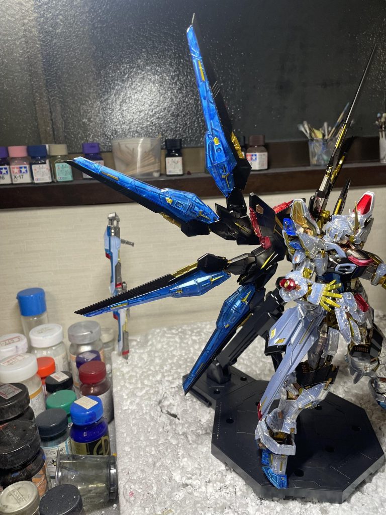 ドラグーン。このキットは元々クリアランスがキッチリしすぎていて、塗装したせいでギッチギチになってます。恐らくドラグーン外すと塗装もハゲるので、右側は一生このままですね。