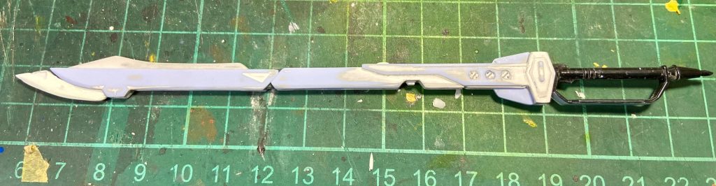 アロンダイトは実体刃の部分をパテで延長してさらに鋭くしてますこれだけでだいぶシャープにできましたね👍