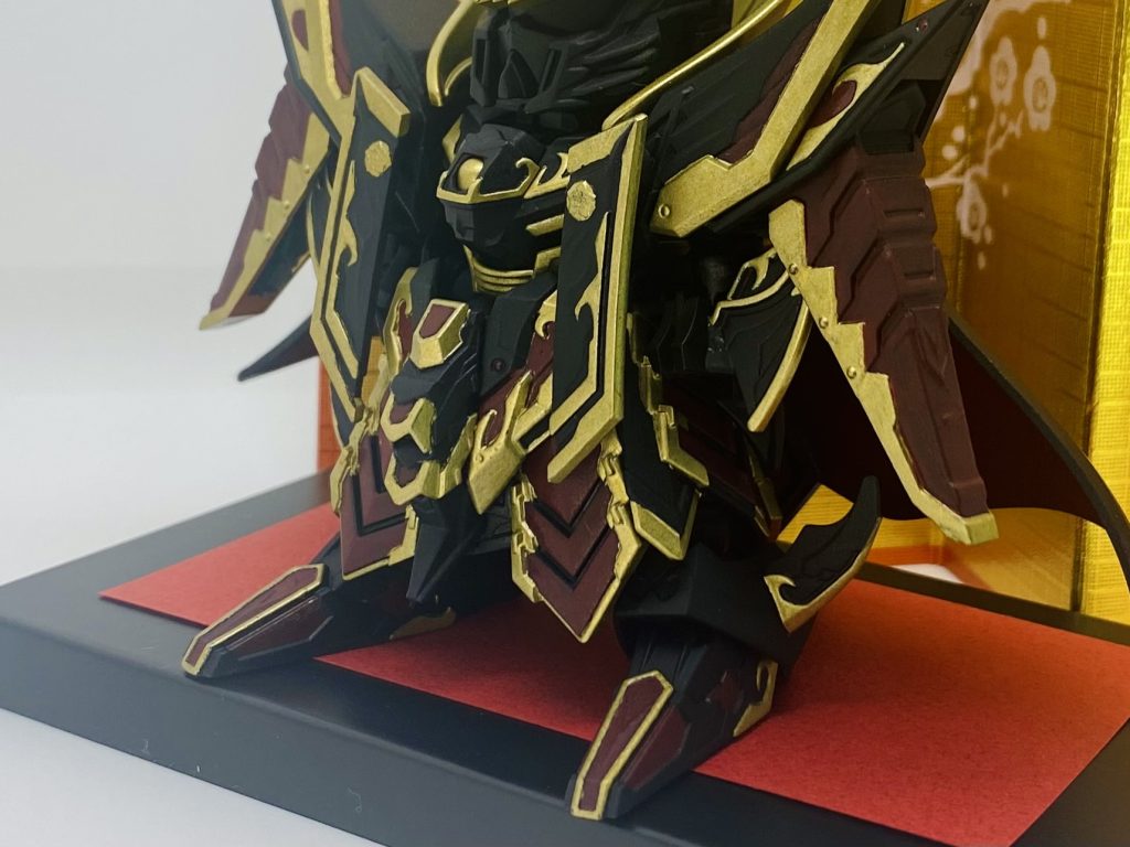 ベースになっている天下無双大将軍は、五月人形にしては色も装飾も賑やかすぎるため、出来るだけ落ち着いた雰囲気になるように背面の羽根や大砲、頭の装飾は外しました。