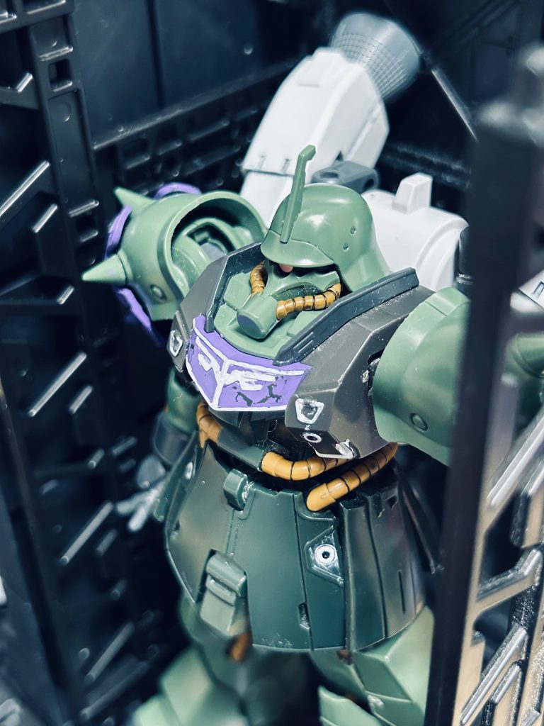 「こいつはなかなかの掘り出しもんじゃないか！」　整備兵のエルヴィス・ホーソーン軍曹が歓喜した。ヒルデマリーとアルムがコンテナの前へやって来た。そのコンテナは食糧コンテナである。「あ、お二人、食料品もいい品が揃ってますよ！」「アルム大尉、頼みましたよ」「まあまあ待ってなって」　アルムの手料理は職人並だ。現にヒルデマリーが彼にそういう感情を抱いた要因の一つでもある。そんなアルムの料理は隊員にとっては週末のご褒美である。西洋から中華、和とあらゆる料理に長け、隊員達の舌はテロリスト軍人とは思えないほど肥えてしまっている。「おっ、これグランツじゃないですか！　生産されてたんですね」「グランツ？」　ヒルデマリーがアルムの方を見る。「ドイツ系源流のジオン産ビールだよ。戦後に生産してたサイド３のコロニーが連邦に差し押さえられたせいでずっと生産が止まってたんだ。最近工場が復旧したって噂を聞いたけど、まさかこんな所まで送ってくるなんてな」「サイド３のジオン・シンパ達さ。うち以外にも物資を送ってる」　整備班長のボールデン・ブレンが横入りする。「そんなことで連邦にバレないのですか？」　アルムが尋ねる。「フロントってのをやってんのさ」　二十年ほど前までは「ジオン共和国」であったサイド３は度重なるジオン公国軍残党によるテロ行為の責任を取る意味を込め、宇宙世紀０１００年をもって自治権を放棄した。　しかし未だジオン・シンパなる者達は少なくはない。だがそれは節目の年だからとはいえ、仮初ながら二十年続いた自治権を途端に脱ぎ捨てるなど無理な話である。特に武装解除を拒否し、脱走し、二年前にサイド４のフロンティア１を襲撃した極右組織「共和国解放戦線」などは過激な勢力である。だがほとんどの組織は戦力を持たず、他の反連邦組織への物資提供のためのフロント企業を起こす場合が多数である。ハイ・レゾナンス・ジオンへの協力者もその内である。「機体の補給パーツの方は？」　ヒルデマリーである。「なかなかの品が届いた。少佐の能力を存分に出せるはずだ」　ボールデンが自慢げに言った。「私の能力？」「まあ、出来てからのお楽しみってやつだなぁ。数日はかかるが、勘弁してくれよ」　ヒルデマリーは不満げな顔を浮かべた。「アルム」　ヒルデマリーはアルムを一瞥し、格納庫外のリフト・グリップに手を伸ばした。アルムもそれに続いた。「ヒリー、折角良い素材が入ったし、今日は二人でディナーしないか？」「最高ね」「それじゃ支度をするよ」　アルムは壁面を蹴り、調理室に向かうリフト・グリップに掴み直した。「やっぱりあの二人、“ああ”なんだ」　フレグ・ヒル少尉が一種の侮蔑の目を与えた。「ヒル少尉、物事はそう単純じゃないんだぜ？」　ボールデン・ブレンが警告した。　ヒルデマリーはノーマルスーツから緑の士官服に着替え、艦内食堂のすぐ近くにある廊下のベンチに腰をかける。重力ブロックで数少ない“外”を見られる場所だ。そこにアルムもやってくる。彼も士官服を着て、片手に蓋付きのバスケットを持っている。「お待たせ、待った？」「随分長く感じた」「それは楽しみだから？」「かもね」　アルムがバスケットを開くと、中にはホットサンドが四つ並んでいる。レタスとハム、チーズを挟んだ、一般的なホットサンドだ。アルムは包み紙を持って一つをヒルデマリーに渡した。それはまだ温かさを保ち、手の心地が良かった。ヒルデマリーが一口。故郷に帰ったような優しい舌触り、これがシェフ・アルム・アルバートである。「美味しいよ、アルム」「良かったよ。久方ぶりで腕が落ちている気がしてさ」「昨日の戦闘が酷かったからって、自分の何もかも疑っちゃダメよ。自信持ちなさいな」「落ち込んでいるのはヒリーの方じゃないのか？」「…どうしてよ」　ヒルデマリーは核心をつかれていた。だがプライドは固いのだ。「楽になったって良いさ。気休めが必要だな」「それはあなただけでしょ」　アルムの心が自然と読めてしまった。親しさ故の洞察力か、ニュータイプ的な何かか。それを知り得ないのがヒルデマリーなのだ。食べ終えたアルムはナフキンをしまった。「もうやめたものな」「そうしたのはあなたでしょうに」　ヒルデマリーは思い出すのだ。彼と、アルムと愛し合った日々。少しの間は一つ屋根の下でも過ごした。クリスマスだって誕生日だって…。「じゃあ、部屋に戻るよ」「待って」　ヒルデマリーはアルムの裾をクイっと引っ張ってやった。「君はそうやって無鉄砲に押さえつけるような人じゃなかったはずだ」　ヒルデマリーは手を下ろし、アルムはそのまま去っていった。　標準時で日が昇る頃になった。ヒルデマリーとアルムは士官服を着直し、ブリッジへ向かった。「補充パイロットだって？」「ノンク中尉がやられたからね」　ヒルデマリー自身はノンク中尉に対しては悪い印象はないが、ただの部下である。アルムとは違うのだ。　ブリッジには薄い緑の三つ編みを靡かせ、目の部分に白のレンズを仕込まれ鼻先の尖った仮面をつけた人物、ザ・シスターが立っていた。その見た目の通り、身元を明らかにしないが、ヒルデマリーと同じ少佐の階級を頂いている身である。「おはようペーターゼン少佐、それにアルバート大尉」「新しいパイロットなのね？」「聞いてるね。優秀な人が来るよ」「クレル・ノンク中尉よりも？」「正直わからない。でも感じは良かったよ」「そう…」「早速会ってもらいましょう」　ブリッジに入って来たのは黒髪を後ろで束ねた褐色肌の女性。細身ではないが、どこか華奢な印象もある。「本日付けでＭＡＵヒルデマリーに配属されました、リリー・ハレルセン中尉であります。よろしくお願いします」