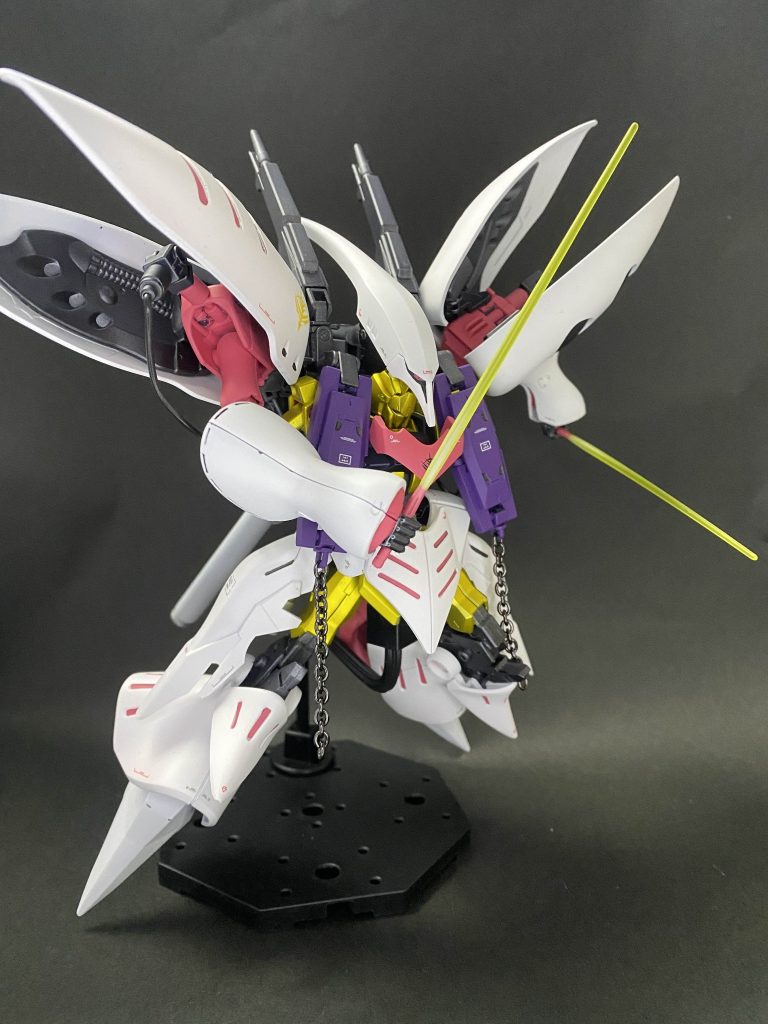 性能面はオリジナルのキュベレイに大きく劣る事はないものの、突発的な製造であったため。機体各所にフレームが剝き出しの部分やケーブルなどが剥き出しになっている。