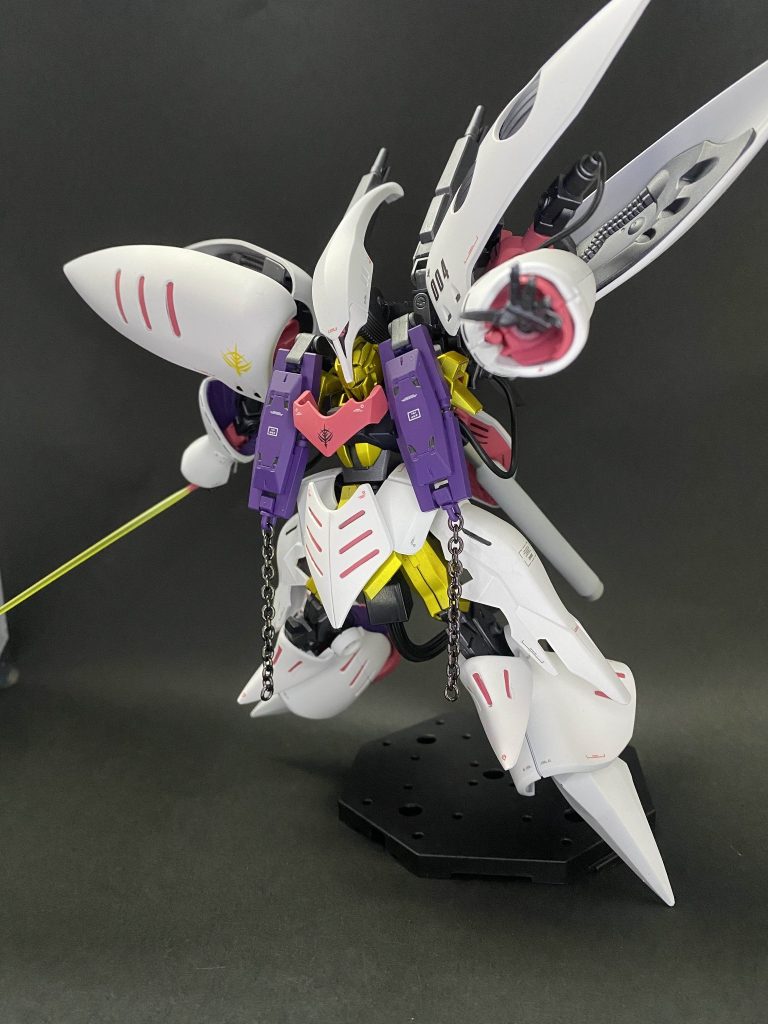 武装面はキュベレイと同一の物に加え火力不足を補うため、量産型キュベレイにも採用されているアクティブカノンを追加で装備。さらに増加重量分を補うために腰と背中に追加のスラスターが装備されている。