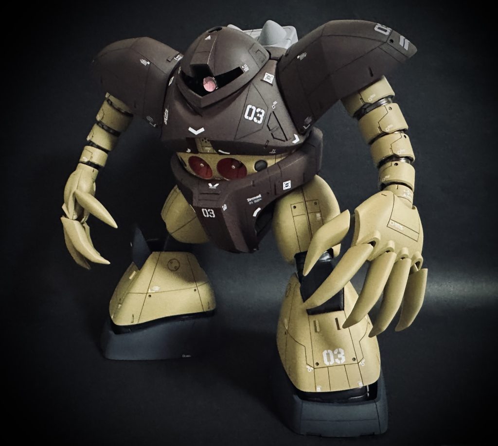 スジ彫りと円形モールドメインにプラ板加工を追加しエアブラシ塗装とデカールで仕上げました