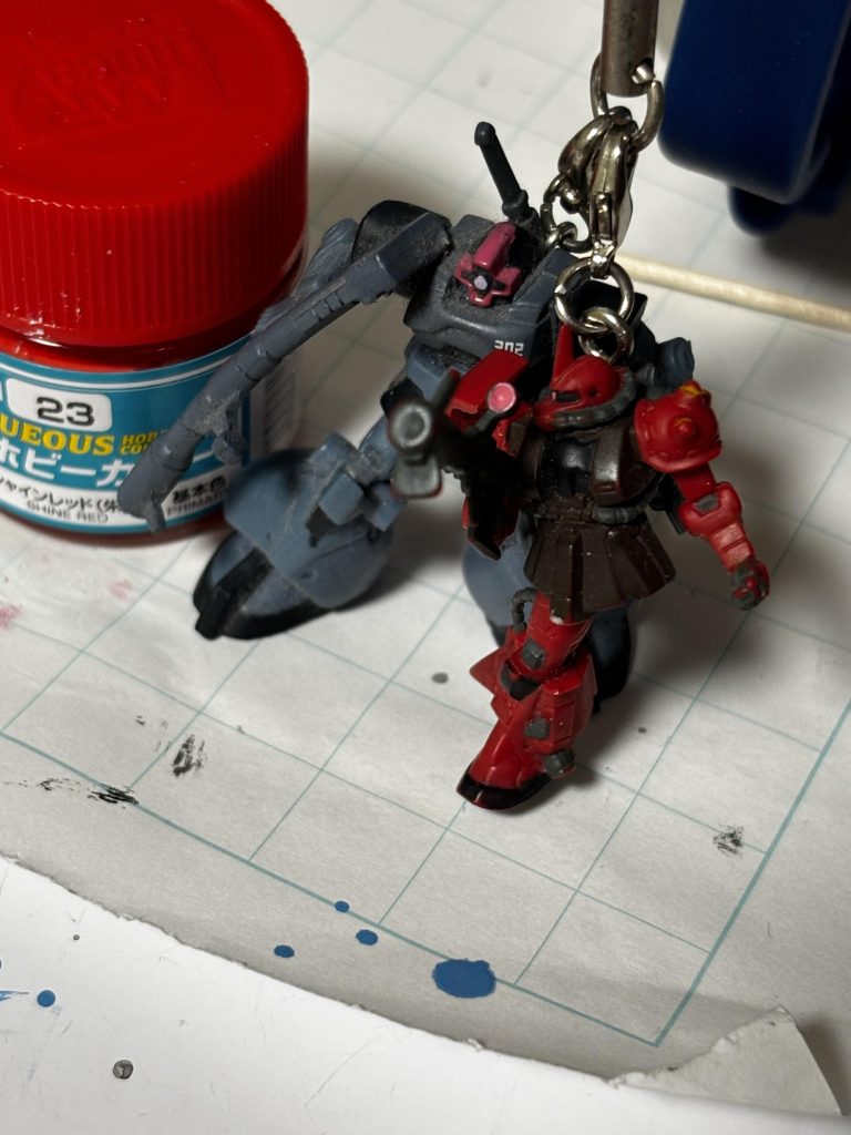 ガンコレ高機動ザクはその昔、原付のキーホルダーにしてましたポッケに入れてたらいつの間にか左足が行方不明笑お湯マル複製により彼も大地に立てました(飛んでるけど)キーホルダー二代目ドムはシャアドムになってもらいました