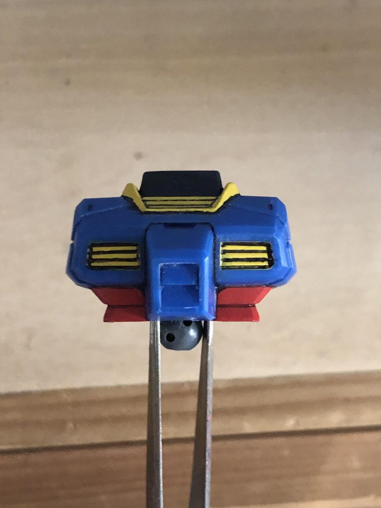 ブルーの色味が薄い感じがしたのでRX 78-2ブルーで塗り直しました。これは塗装する前ですね旧HGUC寄りの濃い青が好きなんですよ