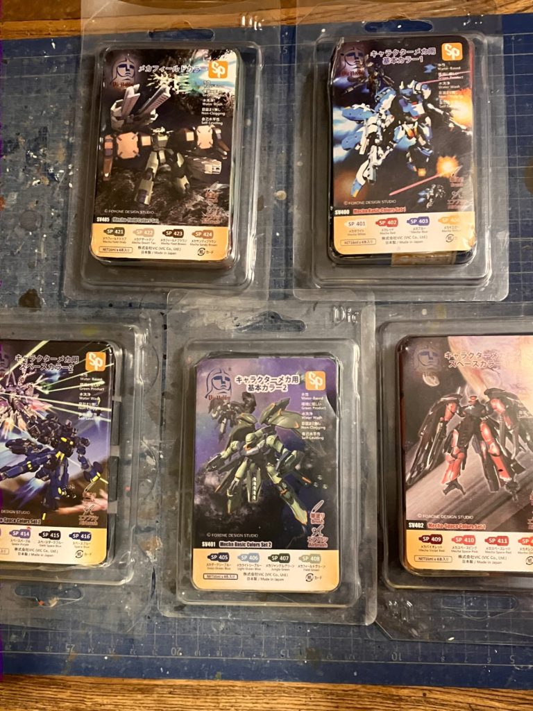 バトンリレーで紹介しきれませんでしたがvicカラーはガンプラなどに対応してくれる4色セット売りがあって、始めて使う人にはコチラから入るのが良いかと思います☺️