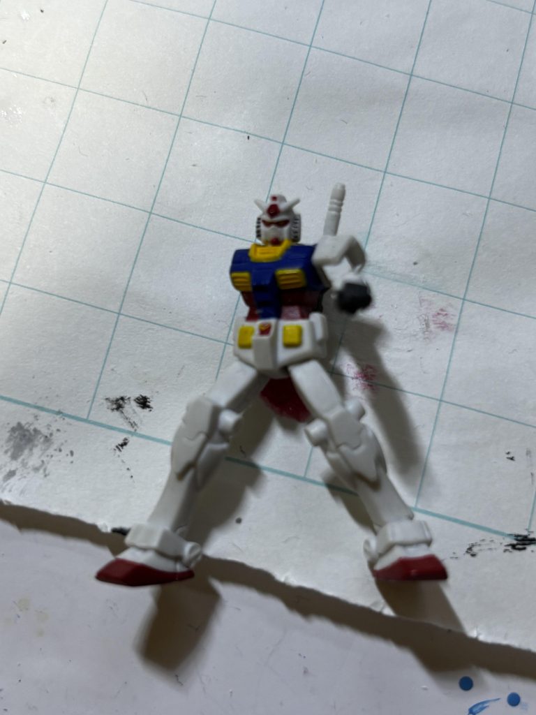 100円でガンコレvol.3のガンダムサーベル持った右手と左手にあるはずのシールド、台座。分解できるとこ全部無し誰も買わないよねー 流石に笑ったあと虚しくなったのです僕の好きなガンコレ…次に客が来ても…いたたまれなくなって持ち帰りある事情でお湯マル複製という方法を知り、なんとか大地に立ちました(片腕でも立ててたけど)