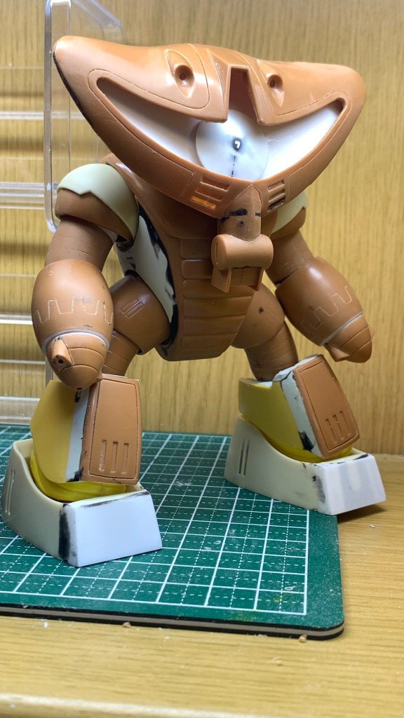 元キットのフォルムが割と完璧だったので、ちょっと太らせて足回りだけベアッガイⅢに。肩はアーマーだけ流用して二重アーマーに。