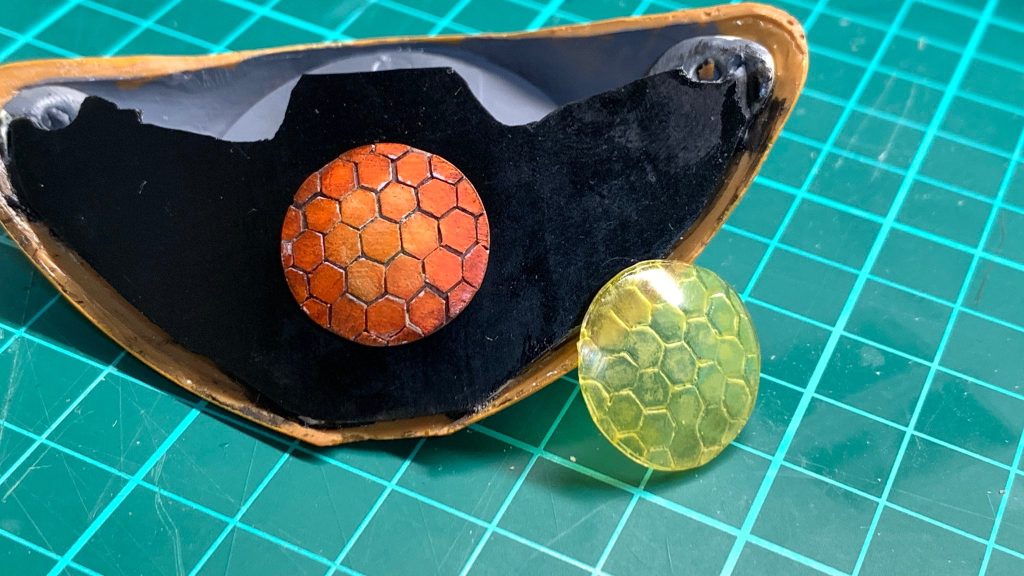 いい感じに塗って、表面を覆うカバーをエポパテで作りそれをレジンで置換しました。この複眼をどう作るか悩みすぎて大難産でした。