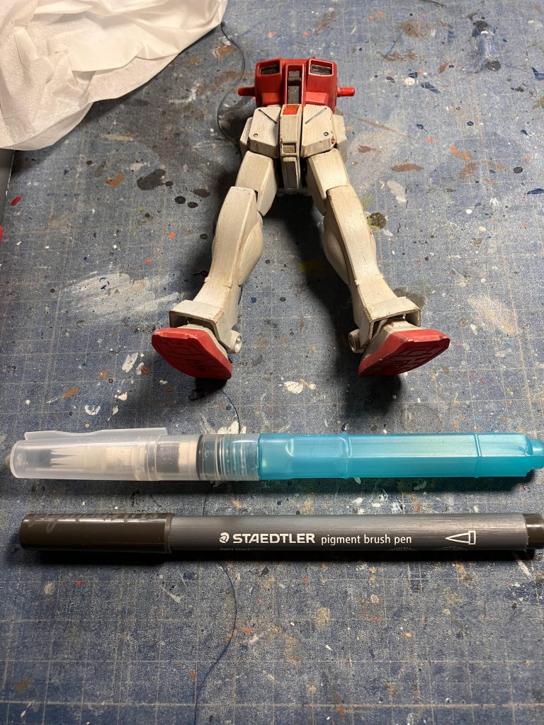 さて、トップコートが乾燥したら墨入れ当然、ここでも水性でいきます💦&nbsp;使うのはステッドラー社から出しているピグメントブラッシュペンとブレンディングリキッドです