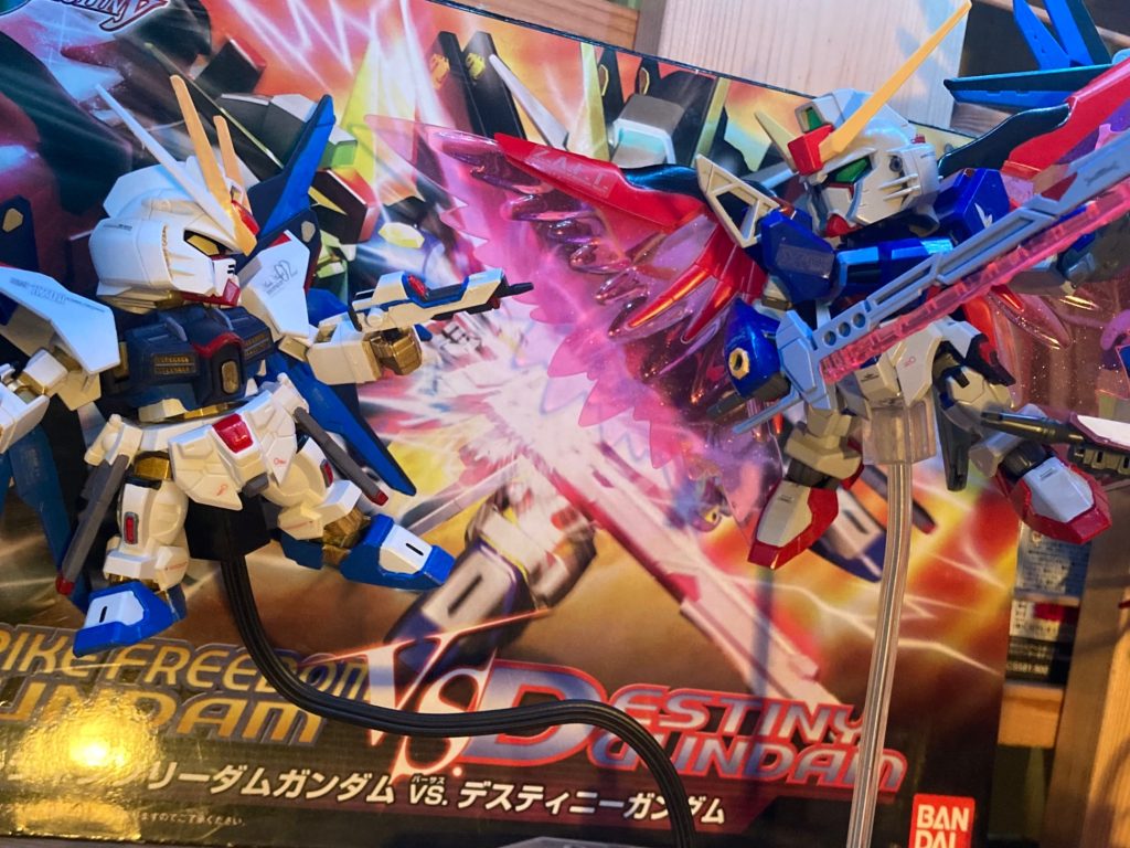 BB戦士の対決セットパッケージがカッコよかったので背景にして飾ってます。この写真だとわかりやすいんですが、腿に当たる部分……ここはクロスシルエット的に膝兼股関節として解釈しています。ストフリって膝関節目立つ印象ですしね。