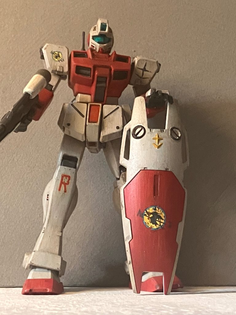 バトンリレーの投稿後、モノアイを後ハメしてデカール貼りしましたデカールはガンダムデカールとマシーネンのを使用貼った後にデザインナイフでマーキングの擦れを出すため削り、デカールのままだと色味がパッキリし過ぎているのでピグメントブラッシュペンで上から汚しを掛けています