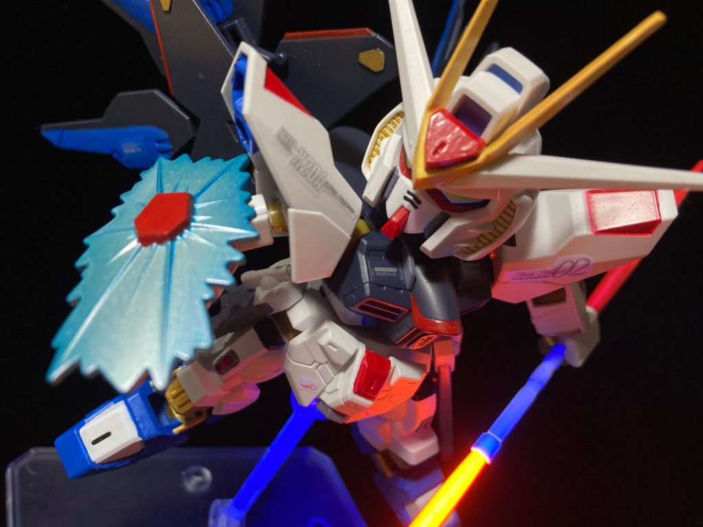 腕に磁石を仕込んで、BB戦士のビームシールドを使えるようにしています。SDCSフリーダムから拝借したビームサーベルは蛍光。ブラックライトで光ります。