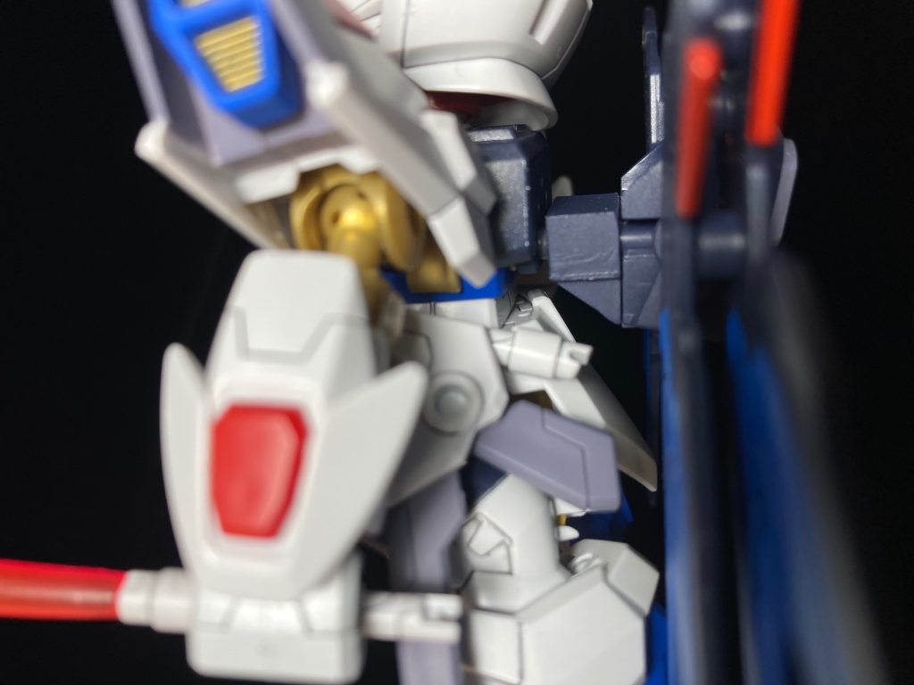 体に密着しすぎる&ピンが短すぎる問題のために、ボールデンアームズのジョイントをプラ板で囲んだパーツを噛ませています。