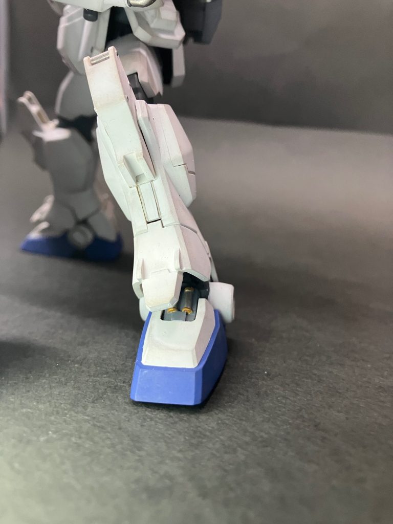 足首のシリンダーは見えないけど塗りました。アーティファクトに比べれば「なんて大きなパーツ！」ってなります。合わせ目はプラ板でごまかし