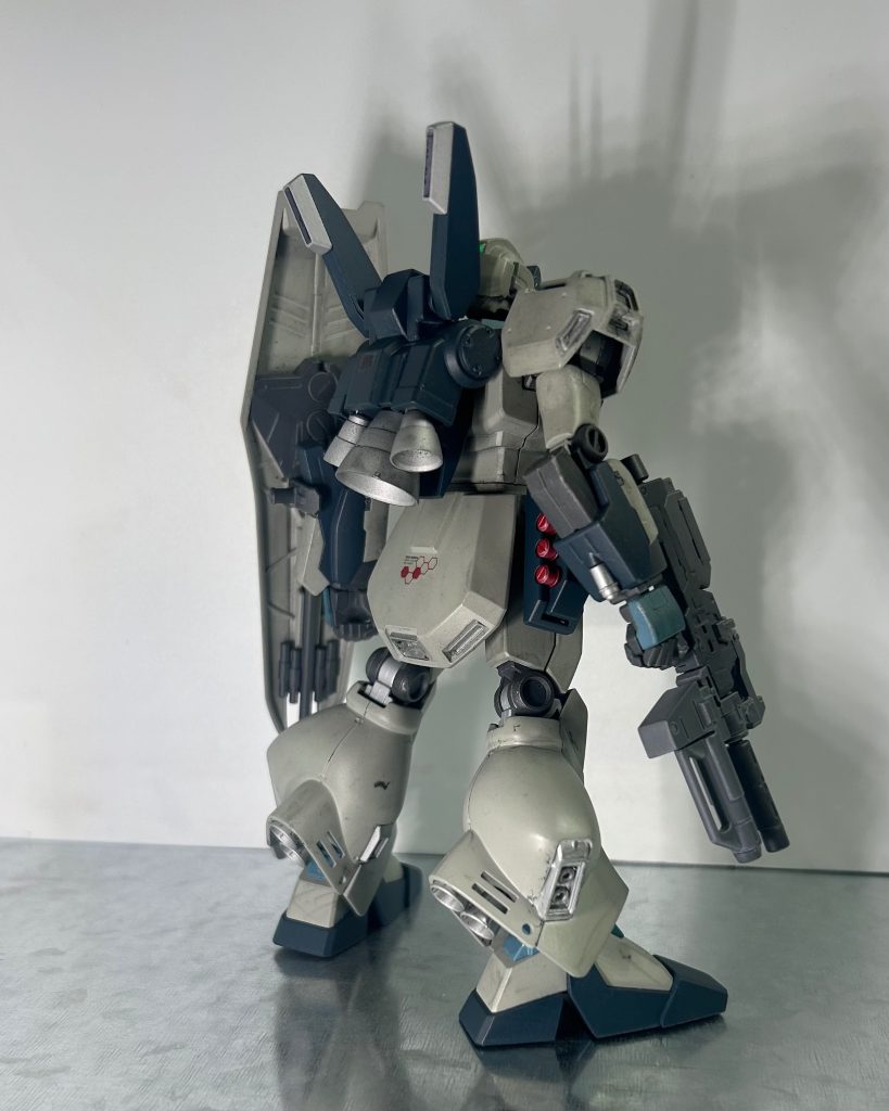 ストーリー的には宇宙世紀モノじゃ無くて、PSの格ゲー、ガンダム ザ・バトルマスター的なストーリーの感じをイメージして書いてます。設定としては多分、宇宙世紀の数段上…星間移民船で惑星開拓して、生活圏が相当広くなってる。しかし広がった分秩序を作るなんて到底無理な話で、治安が終わってるから人々は自衛の為にMSを求める。過去の戦争で使われたMSは高額で取引され、そして今度はMSが掠奪の対象となる…。その高額の褒賞を求めてMSを駆る者を「賞金稼ぎ」と呼ぶ…。いやー乱世乱世。ガンダムと言うよりも別のSF作品的な感じ。ストーリーは要約すると大体上記みたいな感じで宇宙世紀モノと大きく異なるけど、ゲーム的には結構面白いのでオススメ。ストーリーは格ゲーな分あっさりしてるけど…。漫画とかで補完されないかなぁ、と思う今日この頃…。&nbsp;