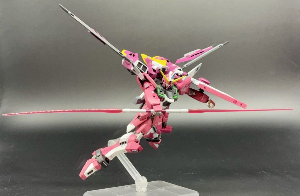 劇中のビームサーベルを構えるポーズもいいですね。