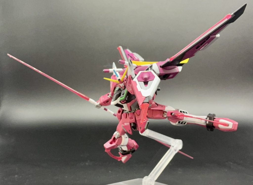 股関節の可動により蹴りポーズもバッチリ決まります。