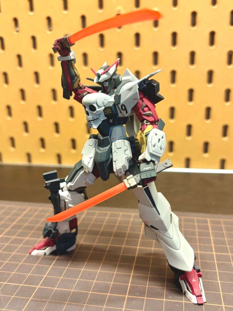 武装その2と3ガントレットセイバーとバックパックに懸架したGNビームサーベル2振り実はガントレットの中に関節を残してある為破損時は2振りのビームサーベルで2刀持ちも可能