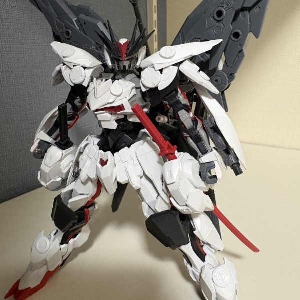 ロードアストレイΩのビジュが好きすぎて色々パーツつけたり武装作ったりしてみましたバックパックはサブアームにもなるのでビームサーベルを展開して六刀流にもなれますバックパックにはバスターソードやビームライフル、ビームサーベルをマウントできたり、ドラグーン的な装備もできるようになっています。ロードアストレイの他にもガンダムバルバトスルプスやマルコシアス、セラヴィーなどの要素を詰め込んでみました。細かい設定などはまたいずれ（5枚目）