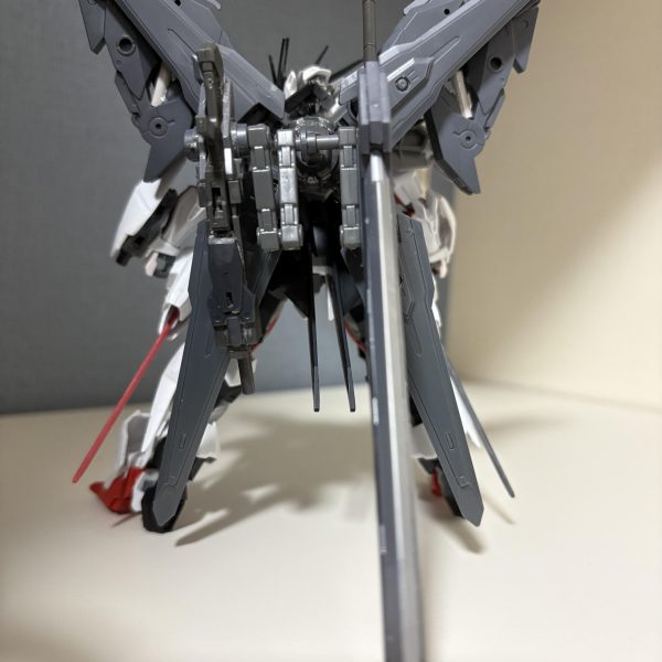 ロードアストレイΩのビジュが好きすぎて色々パーツつけたり武装作ったりしてみましたバックパックはサブアームにもなるのでビームサーベルを展開して六刀流にもなれますバックパックにはバスターソードやビームライフル、ビームサーベルをマウントできたり、ドラグーン的な装備もできるようになっています。ロードアストレイの他にもガンダムバルバトスルプスやマルコシアス、セラヴィーなどの要素を詰め込んでみました。細かい設定などはまたいずれ（4枚目）