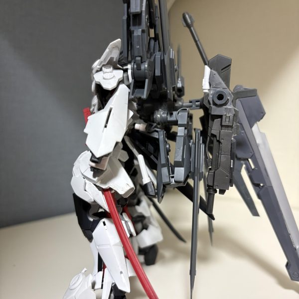 ロードアストレイΩのビジュが好きすぎて色々パーツつけたり武装作ったりしてみましたバックパックはサブアームにもなるのでビームサーベルを展開して六刀流にもなれますバックパックにはバスターソードやビームライフル、ビームサーベルをマウントできたり、ドラグーン的な装備もできるようになっています。ロードアストレイの他にもガンダムバルバトスルプスやマルコシアス、セラヴィーなどの要素を詰め込んでみました。細かい設定などはまたいずれ（3枚目）