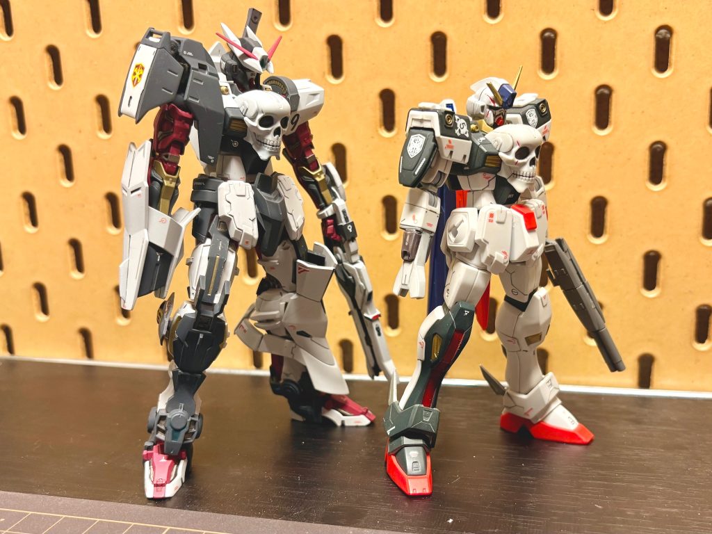実は本作は初めて作った作品のセルフオマージュです アストレイノーネイムという機体のビジュアルと来歴に感化されプラモを始め、当時はキットも手に入りにくく 頭の中のイメージを形にする力も足りなくて歯痒い思いをしながらなんとか完成させた事を今でも覚えています