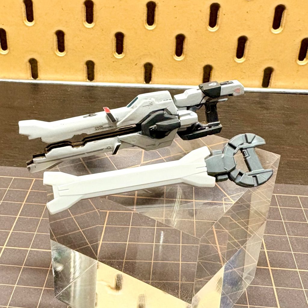 武装その1クロスボーンガンダム魔王のクロスボーンガンを分割してセミスクラッチしたライフル胸部のスカルサテライトキャノンと右腕のガントレットセイバーと合わせてフルバーストも可能