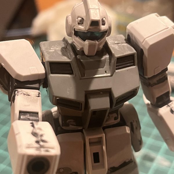 寒ジムやってます。なんというか、いじりがいがあって楽しいキットですねこれ。合わせ目も比較的シンプルだし、フレームも無い空洞なので切り貼りしやすうです。 ということで、まずは前回プロポーション改修した箇所の表面処理をしました。カラーパテ塗って、ヤスリやナイフで削って、捨てサフ吹いて、mまたカラーパテ塗って、削ってを繰り返し。なんかファイヤーパターンみたいになってますけど、シンプルに処理が下手なだけです。 パテが固まるのを待つ間、思いついてしまったので肩関節の可動範囲改修をしました。買ってて良かったボールデンアームズのジョイントをプラ板と余ったポリキャップを組み合わせた胴体フレームと接続してます。併せて肩アーマーの接続も変更。これで肩の前後スイングができるようになりました。胴体フレームと肩関節もポリキャップ接続なので、x軸方向へ多少は引きだすこともできると思います。こういうの初めてやりましたけど、位置調整ほんとムズイですねー。期待通りにいかなかったり、逆に意図していないラッキーで上手くハマるところがあったり。4枚目の写真とかまさにそうで、胴体フレームがいい感じにダクト部品の位置とピッタリハマってくれたんですよね。 ということで、キャラクターとしては大して思い入れもなかった寒ジムですが、キットのいじりがいがありすぎて楽しいのでした。(2枚目)