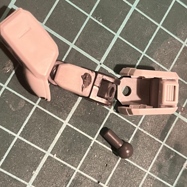 寒ジムやってます。なんというか、いじりがいがあって楽しいキットですねこれ。合わせ目も比較的シンプルだし、フレームも無い空洞なので切り貼りしやすうです。 ということで、まずは前回プロポーション改修した箇所の表面処理をしました。カラーパテ塗って、ヤスリやナイフで削って、捨てサフ吹いて、mまたカラーパテ塗って、削ってを繰り返し。なんかファイヤーパターンみたいになってますけど、シンプルに処理が下手なだけです。 パテが固まるのを待つ間、思いついてしまったので肩関節の可動範囲改修をしました。買ってて良かったボールデンアームズのジョイントをプラ板と余ったポリキャップを組み合わせた胴体フレームと接続してます。併せて肩アーマーの接続も変更。これで肩の前後スイングができるようになりました。胴体フレームと肩関節もポリキャップ接続なので、x軸方向へ多少は引きだすこともできると思います。こういうの初めてやりましたけど、位置調整ほんとムズイですねー。期待通りにいかなかったり、逆に意図していないラッキーで上手くハマるところがあったり。4枚目の写真とかまさにそうで、胴体フレームがいい感じにダクト部品の位置とピッタリハマってくれたんですよね。 ということで、キャラクターとしては大して思い入れもなかった寒ジムですが、キットのいじりがいがありすぎて楽しいのでした。(3枚目)