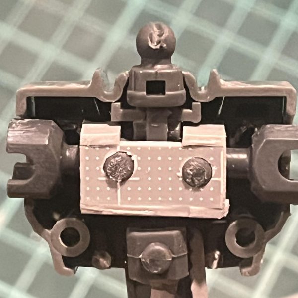 寒ジムやってます。なんというか、いじりがいがあって楽しいキットですねこれ。合わせ目も比較的シンプルだし、フレームも無い空洞なので切り貼りしやすうです。 ということで、まずは前回プロポーション改修した箇所の表面処理をしました。カラーパテ塗って、ヤスリやナイフで削って、捨てサフ吹いて、mまたカラーパテ塗って、削ってを繰り返し。なんかファイヤーパターンみたいになってますけど、シンプルに処理が下手なだけです。 パテが固まるのを待つ間、思いついてしまったので肩関節の可動範囲改修をしました。買ってて良かったボールデンアームズのジョイントをプラ板と余ったポリキャップを組み合わせた胴体フレームと接続してます。併せて肩アーマーの接続も変更。これで肩の前後スイングができるようになりました。胴体フレームと肩関節もポリキャップ接続なので、x軸方向へ多少は引きだすこともできると思います。こういうの初めてやりましたけど、位置調整ほんとムズイですねー。期待通りにいかなかったり、逆に意図していないラッキーで上手くハマるところがあったり。4枚目の写真とかまさにそうで、胴体フレームがいい感じにダクト部品の位置とピッタリハマってくれたんですよね。 ということで、キャラクターとしては大して思い入れもなかった寒ジムですが、キットのいじりがいがありすぎて楽しいのでした。(4枚目)