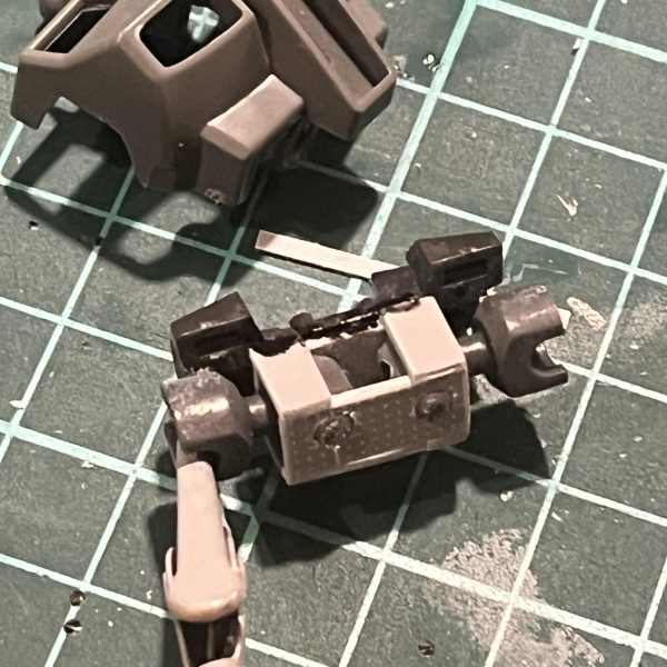 寒ジムやってます。なんというか、いじりがいがあって楽しいキットですねこれ。合わせ目も比較的シンプルだし、フレームも無い空洞なので切り貼りしやすうです。 ということで、まずは前回プロポーション改修した箇所の表面処理をしました。カラーパテ塗って、ヤスリやナイフで削って、捨てサフ吹いて、mまたカラーパテ塗って、削ってを繰り返し。なんかファイヤーパターンみたいになってますけど、シンプルに処理が下手なだけです。 パテが固まるのを待つ間、思いついてしまったので肩関節の可動範囲改修をしました。買ってて良かったボールデンアームズのジョイントをプラ板と余ったポリキャップを組み合わせた胴体フレームと接続してます。併せて肩アーマーの接続も変更。これで肩の前後スイングができるようになりました。胴体フレームと肩関節もポリキャップ接続なので、x軸方向へ多少は引きだすこともできると思います。こういうの初めてやりましたけど、位置調整ほんとムズイですねー。期待通りにいかなかったり、逆に意図していないラッキーで上手くハマるところがあったり。4枚目の写真とかまさにそうで、胴体フレームがいい感じにダクト部品の位置とピッタリハマってくれたんですよね。 ということで、キャラクターとしては大して思い入れもなかった寒ジムですが、キットのいじりがいがありすぎて楽しいのでした。(5枚目)