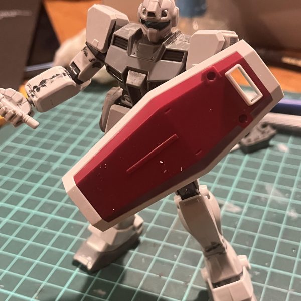 寒ジムやってます。なんというか、いじりがいがあって楽しいキットですねこれ。合わせ目も比較的シンプルだし、フレームも無い空洞なので切り貼りしやすうです。 ということで、まずは前回プロポーション改修した箇所の表面処理をしました。カラーパテ塗って、ヤスリやナイフで削って、捨てサフ吹いて、mまたカラーパテ塗って、削ってを繰り返し。なんかファイヤーパターンみたいになってますけど、シンプルに処理が下手なだけです。 パテが固まるのを待つ間、思いついてしまったので肩関節の可動範囲改修をしました。買ってて良かったボールデンアームズのジョイントをプラ板と余ったポリキャップを組み合わせた胴体フレームと接続してます。併せて肩アーマーの接続も変更。これで肩の前後スイングができるようになりました。胴体フレームと肩関節もポリキャップ接続なので、x軸方向へ多少は引きだすこともできると思います。こういうの初めてやりましたけど、位置調整ほんとムズイですねー。期待通りにいかなかったり、逆に意図していないラッキーで上手くハマるところがあったり。4枚目の写真とかまさにそうで、胴体フレームがいい感じにダクト部品の位置とピッタリハマってくれたんですよね。 ということで、キャラクターとしては大して思い入れもなかった寒ジムですが、キットのいじりがいがありすぎて楽しいのでした。(6枚目)