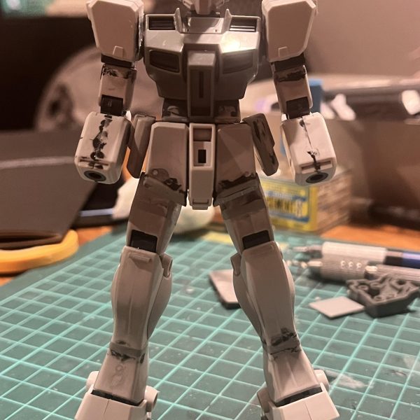 寒ジムやってます。なんというか、いじりがいがあって楽しいキットですねこれ。合わせ目も比較的シンプルだし、フレームも無い空洞なので切り貼りしやすうです。 ということで、まずは前回プロポーション改修した箇所の表面処理をしました。カラーパテ塗って、ヤスリやナイフで削って、捨てサフ吹いて、mまたカラーパテ塗って、削ってを繰り返し。なんかファイヤーパターンみたいになってますけど、シンプルに処理が下手なだけです。 パテが固まるのを待つ間、思いついてしまったので肩関節の可動範囲改修をしました。買ってて良かったボールデンアームズのジョイントをプラ板と余ったポリキャップを組み合わせた胴体フレームと接続してます。併せて肩アーマーの接続も変更。これで肩の前後スイングができるようになりました。胴体フレームと肩関節もポリキャップ接続なので、x軸方向へ多少は引きだすこともできると思います。こういうの初めてやりましたけど、位置調整ほんとムズイですねー。期待通りにいかなかったり、逆に意図していないラッキーで上手くハマるところがあったり。4枚目の写真とかまさにそうで、胴体フレームがいい感じにダクト部品の位置とピッタリハマってくれたんですよね。 ということで、キャラクターとしては大して思い入れもなかった寒ジムですが、キットのいじりがいがありすぎて楽しいのでした。(7枚目)