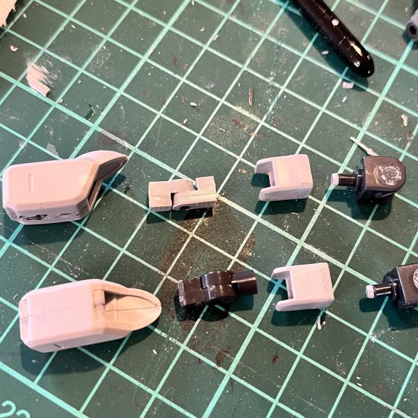 前回のpostのあと、もっかいサフするかと思って分解したところ、3箇所くらいパキッといきましてね。致命傷なのもあれば比較的軽症なのもあったんですが。もうげんなりですよ。&nbsp;そのなかでも、ABS製の肘関節がなかなか外れなくて、やけくそでニッパーで挟んで力込めた結果パッキリなりましてね。仕方ないので新造しました。最初は両腕ぶん作るつもりだったんですが、ミリ単位の調整でプラ粉にまみれて心折れました。もう片方は無事なんで、もういいかな・・・&nbsp;&nbsp;&nbsp;&nbsp;&nbsp;（2枚目）